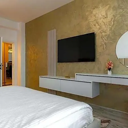 Hotel Gold House Byr S 4*